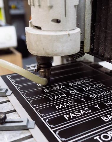 maquina grabando placas metalicas