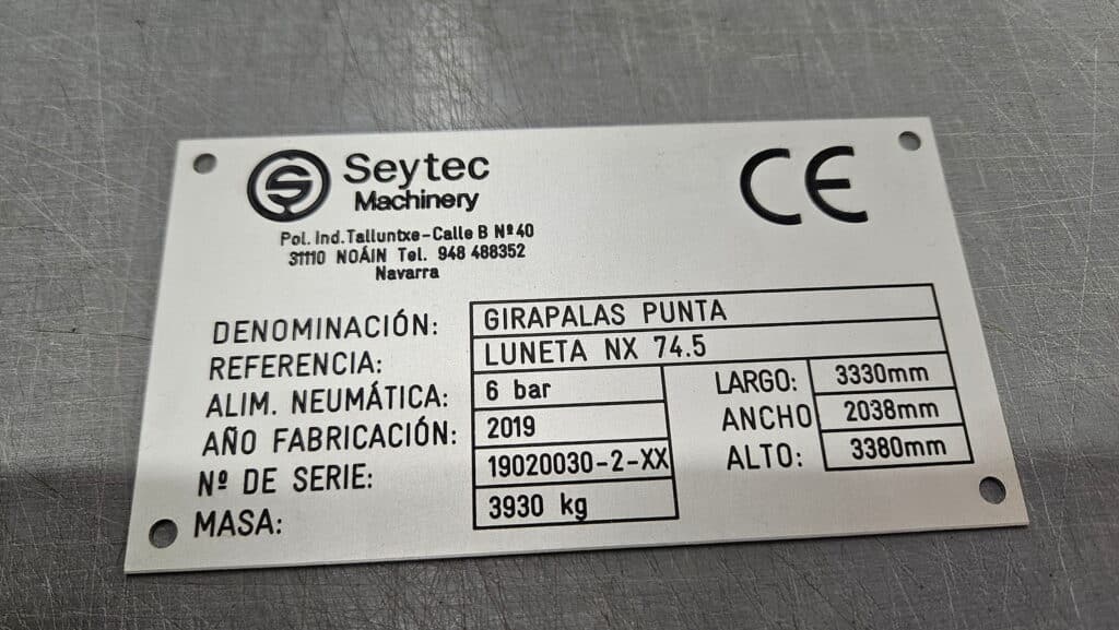 placa de maquina de aluminio anodizado grabado bajo relieve y pintado con poliuretano