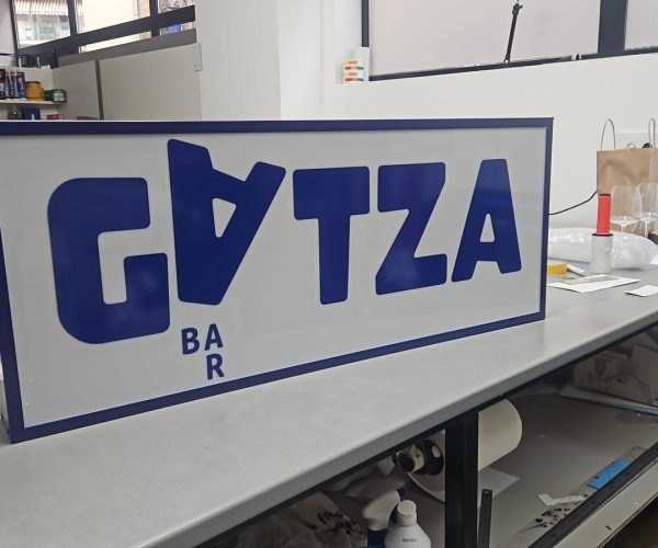 cajon de luz con metacrilato traslucido y vinilo a corte