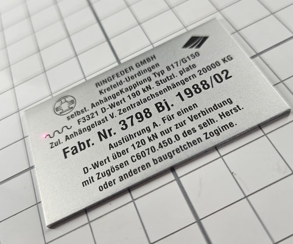 muestra aluminio anodizado grabado con laser