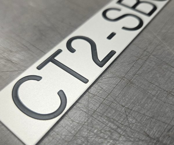 placa de aluminio anodizado grabado bajo relieve y pintado con poliuretano