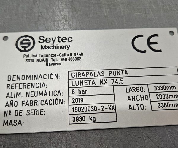 placa de maquina de aluminio anodizado grabado bajo relieve y pintado con poliuretano