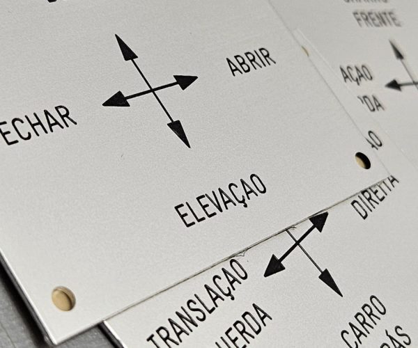 placa indicadora de aluminio anodizado grabado bajo relieve y pintado con poliuretano