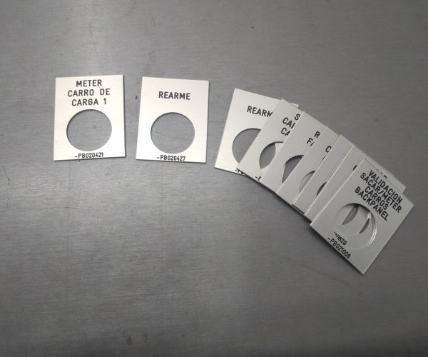 placas de aluminio anodizado mecanizado y grabado bajo relieve